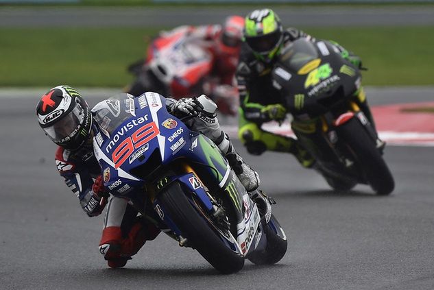 Jorge Lorenzo w trakcie walki z Polem Espargaro