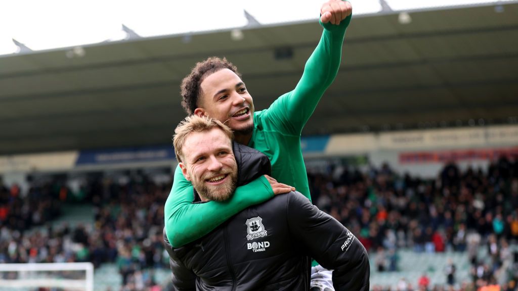 Getty Images / Isabelle Field/Plymouth Argyle / Na zdjęciu: Tymoteusz Puchacz z kolegą z drużyny