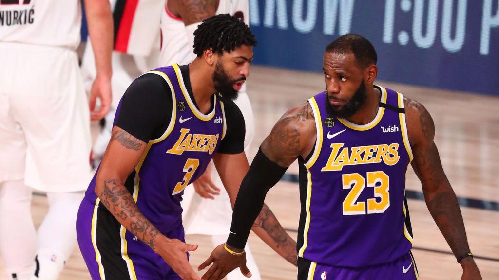 Getty Images / Kim Klement-Pool / Na zdjęciu: Anthony Davis (z lewej) i LeBron James