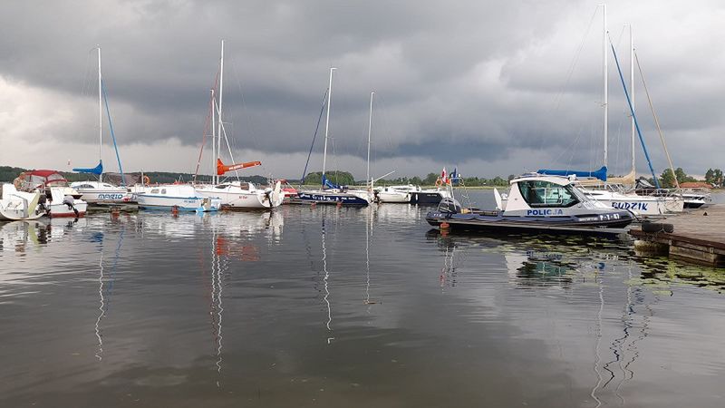 Jeśli ktoś myśli, że na wodzie nie grozi mu kontrola policji, może być niemiło zaskoczony