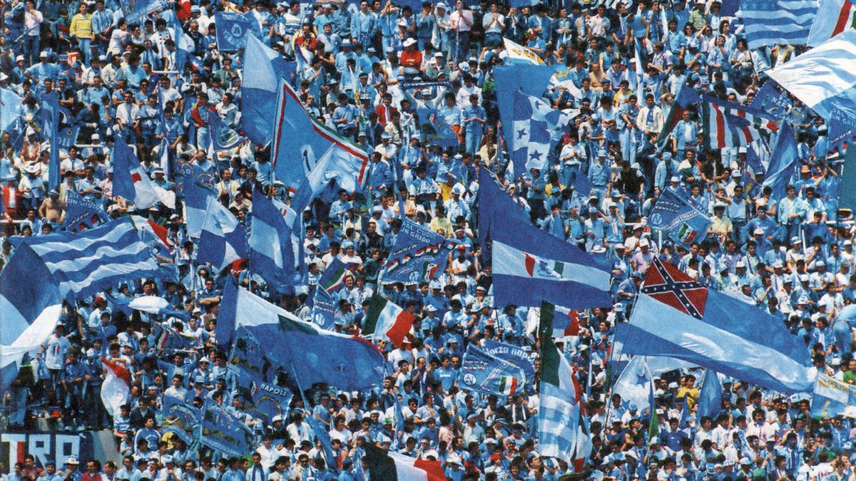 Wikimedia Commons / Roberto Koch / Kibice SSC Napoli w czasie meczu