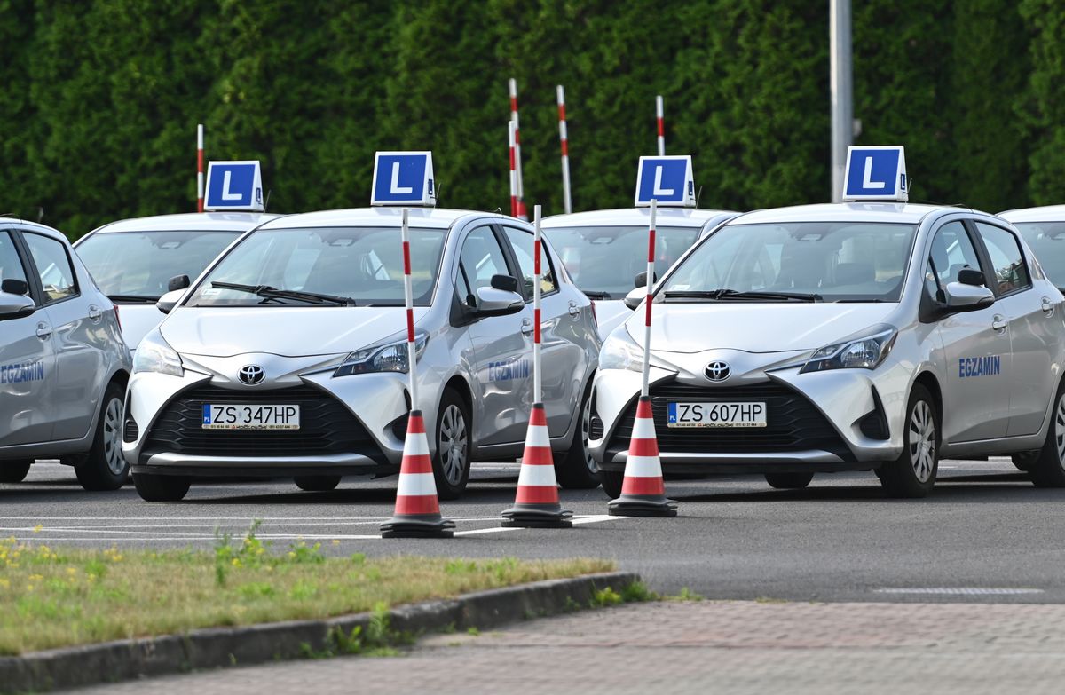 Protest egzaminatorów w Szczecinie, 5 lipca 2022 roku. Przez brak załogi samochody egzaminacyjne pozostały na parkingu tamtejszego WORD-u