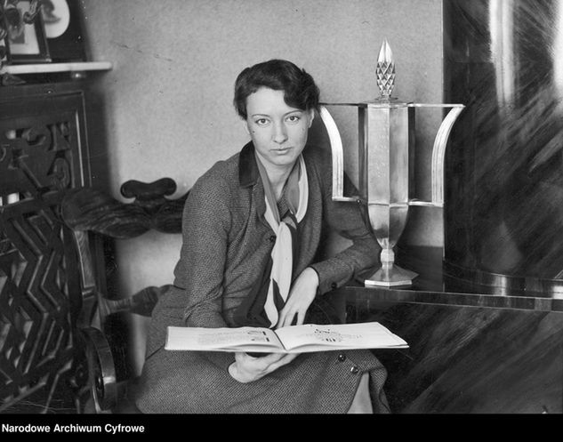 Halina Konopacka w swoim warszawskim mieszkaniu, 1930 rok (fot. Narodowe Archiwum Cyfrowe)