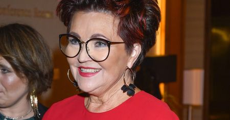 Jolanta Kwaśniewska zachwyca elegancją. Ta koszula to must-have w szafie każdej kobiety
