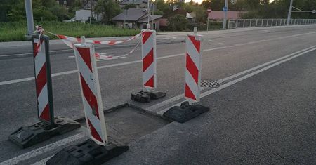 Niedawno oddana, a już łatają dziury. Zapadnięta jezdnia na ul. Muzycznej (zdjęcia)