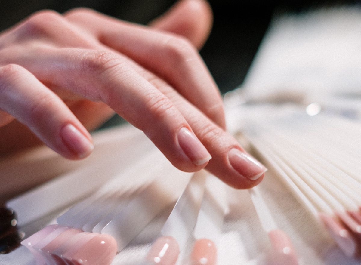 Włoski manicure optycznie wydłuża paznokcie 