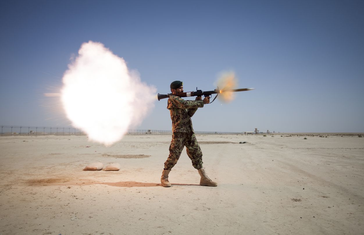 Afgański żołnierz strzelający z RPG-7