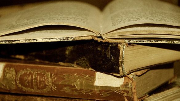 Absolwenci studiów historycznych mogą podjąć pracę w archiwum lub muzeum