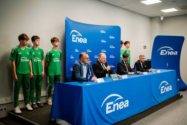 Konferencja prasowa, podczas której ogłoszono przedłużenie współpracy między Eneą i Radomiakiem (fot. Radomiak Radom)