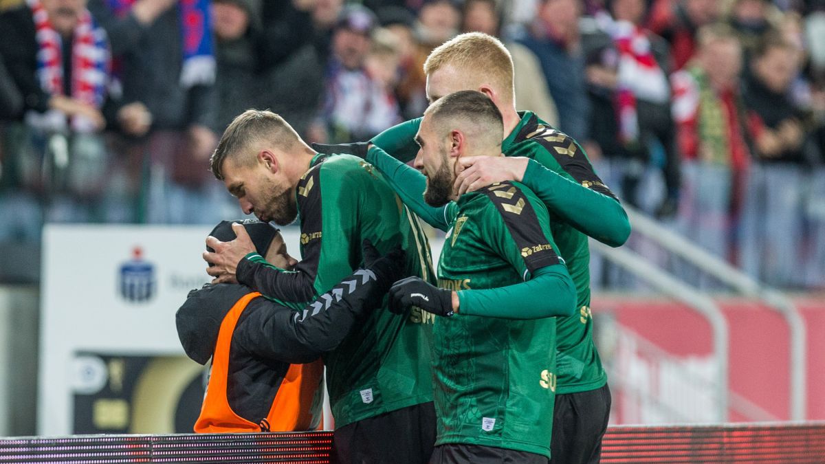 Zdjęcie okładkowe artykułu: Newspix / Michał Chwieduk/Fokusmedia.com.pl / Na zdjęciu: Lukas Podolski (Górnik Zabrze) po golu w meczu ze Śląskiem Wrocław