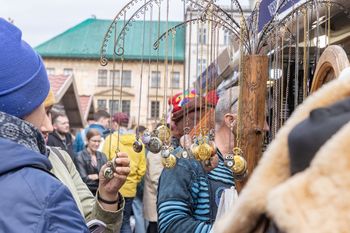 Kraków: Jarmark św. Michała na Małym Rynku otwarty. Jesienny klimat i coś na ząb. Tłumy odwiedzających