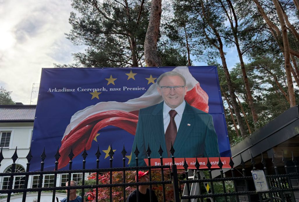 Artur Barciś pokazał banner z serialu "Ranczo"