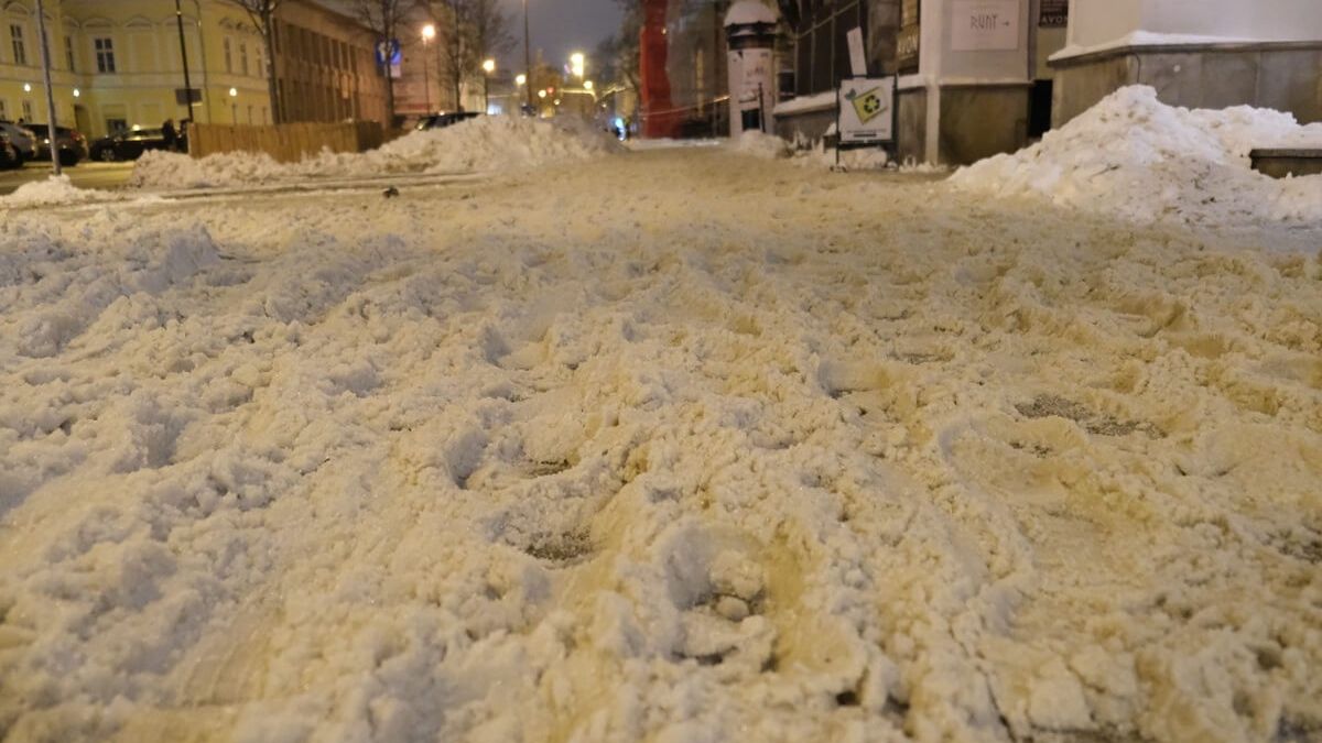 Nieodśnieżony chodnik