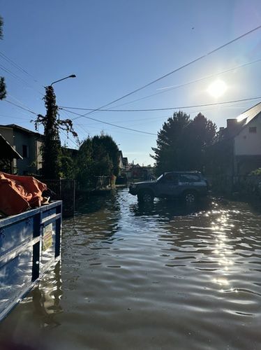 Ta część Lewina Brzeskiego wciąż jest pod wodą, a dojazd do tych domów jest bardzo ryzykowny