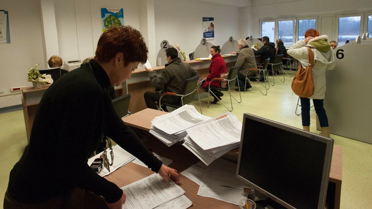 Urz?dnicy pomagaj? rozliczy? PIT przez internet
PHOTO: ANDRZEJ ZBRANIECKI/ EAST NEWS    04,03,2014 Lodz Urzednicy w urzedach skarbowych  tlumaczyli  jak rozliczyc PIT przez internet. Z roku na rok e-deklaracji jest coraz wiecej.   N/z Urzad Skarbowy Lodz - Widzew
ANDRZEJ ZBRANIECKI