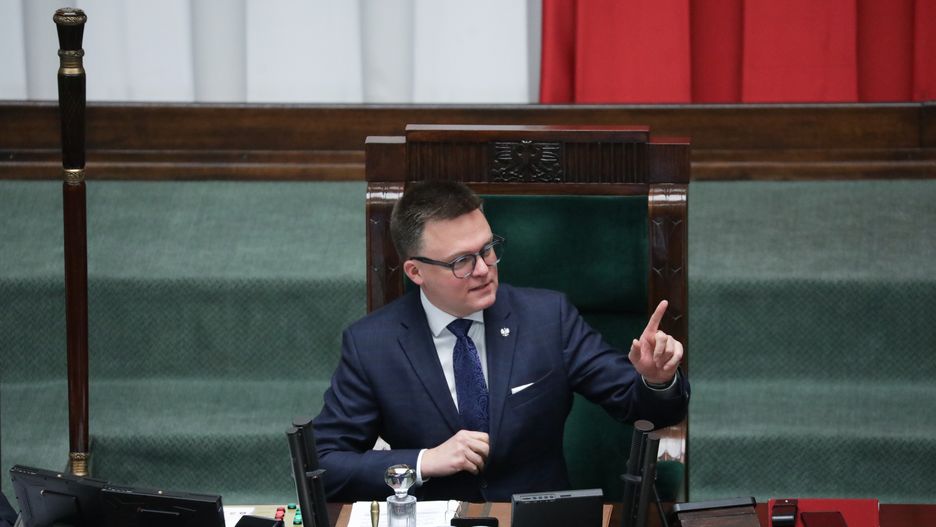 Warszawa, 21.02.2024. Marszałek Szymon Hołownia na sali obrad Sejmu w Warszawie, 21 bm. Sejm zajmie się przepisami o Krajowej Sieci Onkologicznej oraz wnioskiem PiS o odwołanie ministra sprawiedliwości Adama Bodnara. Sejm będzie też głosował nad ustawą ws. dostępności tabletki "dzień po". (mr) PAP/Tomasz Gzell