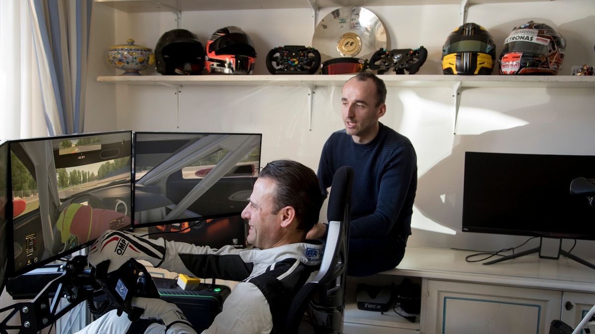 Zdjęcie okładkowe artykułu: Materiały prasowe / Michele Borzoni / Na zdjęciu: Robert Kubica w swoim domu z Alessandro Petacchim