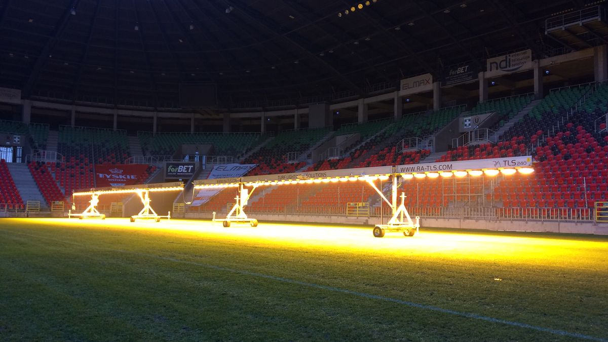 lampy naświetlające na stadionie w Tychach