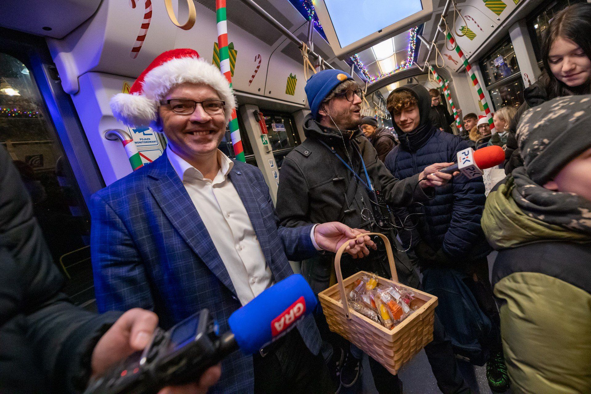 Świąteczny tramwaj wyruszył na toruńskie torowiska. Tak było podczas inauguracyjnego przejazdu