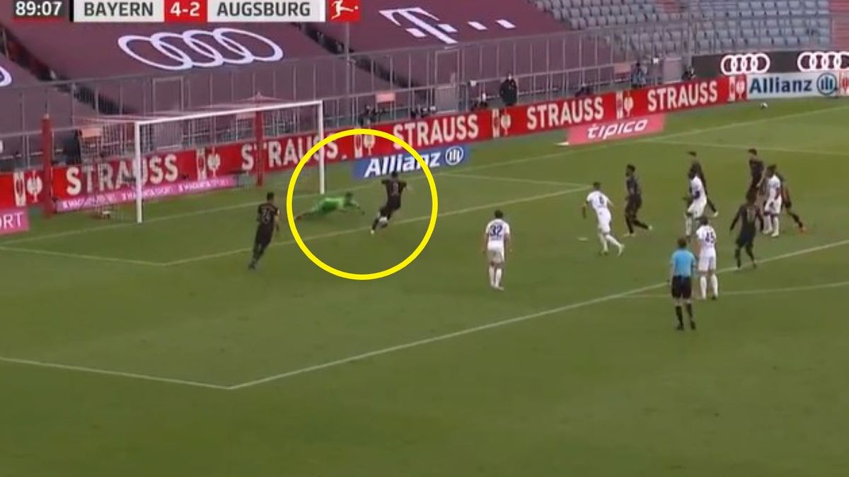 Twitter / x.com/ELEVENSPORTSPL / Na zdjęciu: Robert Lewandowski strzela gola w meczu Bundesligi z Augsburgiem w 2021 roku