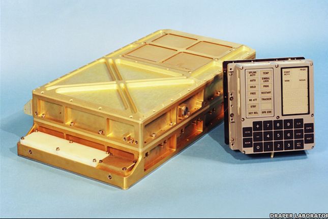 Technologiczne mity. Lądowanie na Księżycu miał obsługiwać komputer o wydajności kalkulatora 2