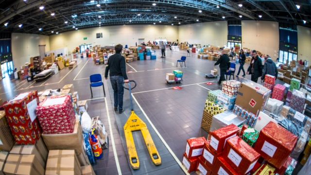 Szlachetna Paczka to nie tylko przygotowywanie i wręczanie paczek. To ogromne przedsięwzięcie logistyczne, w które zaangażowane są tysiące osób.