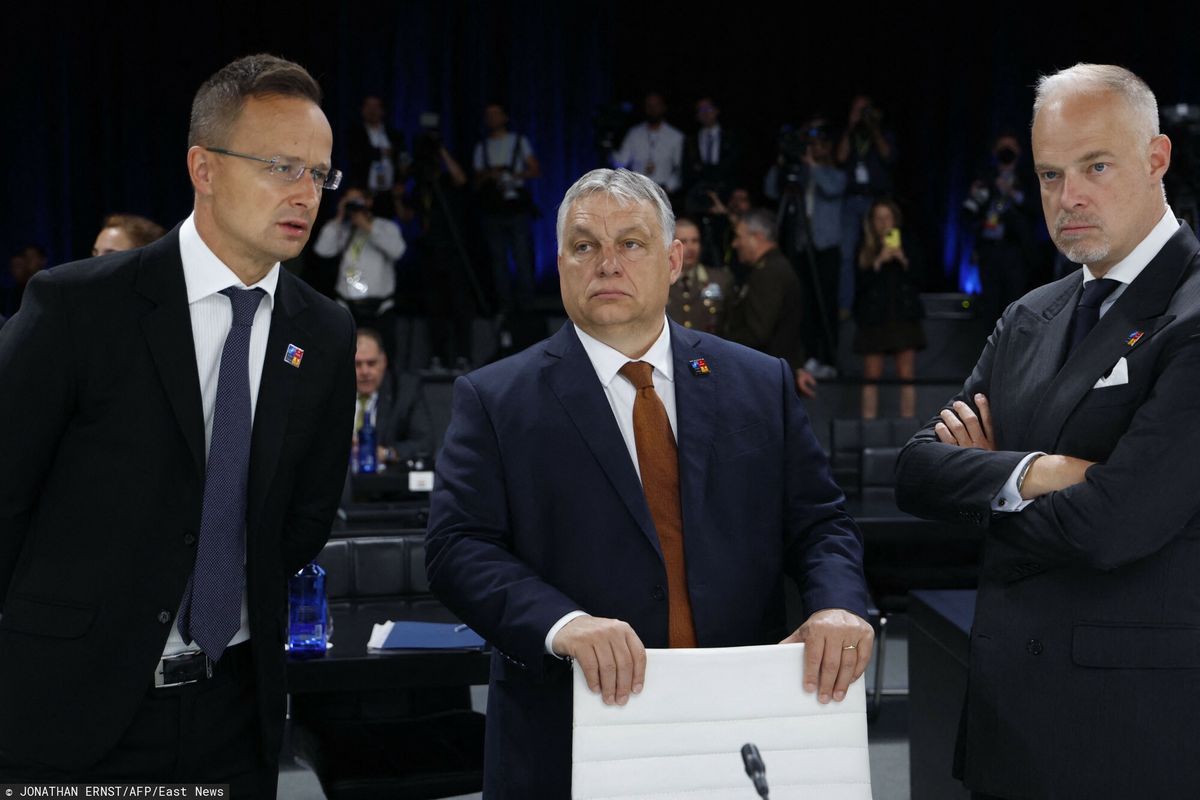 Premier Węgier Viktor Orban, minister spraw zagranicznych Węgier Peter Szijjarto i minister obrony Węgier Kristof Szalay-Bobrovniczky