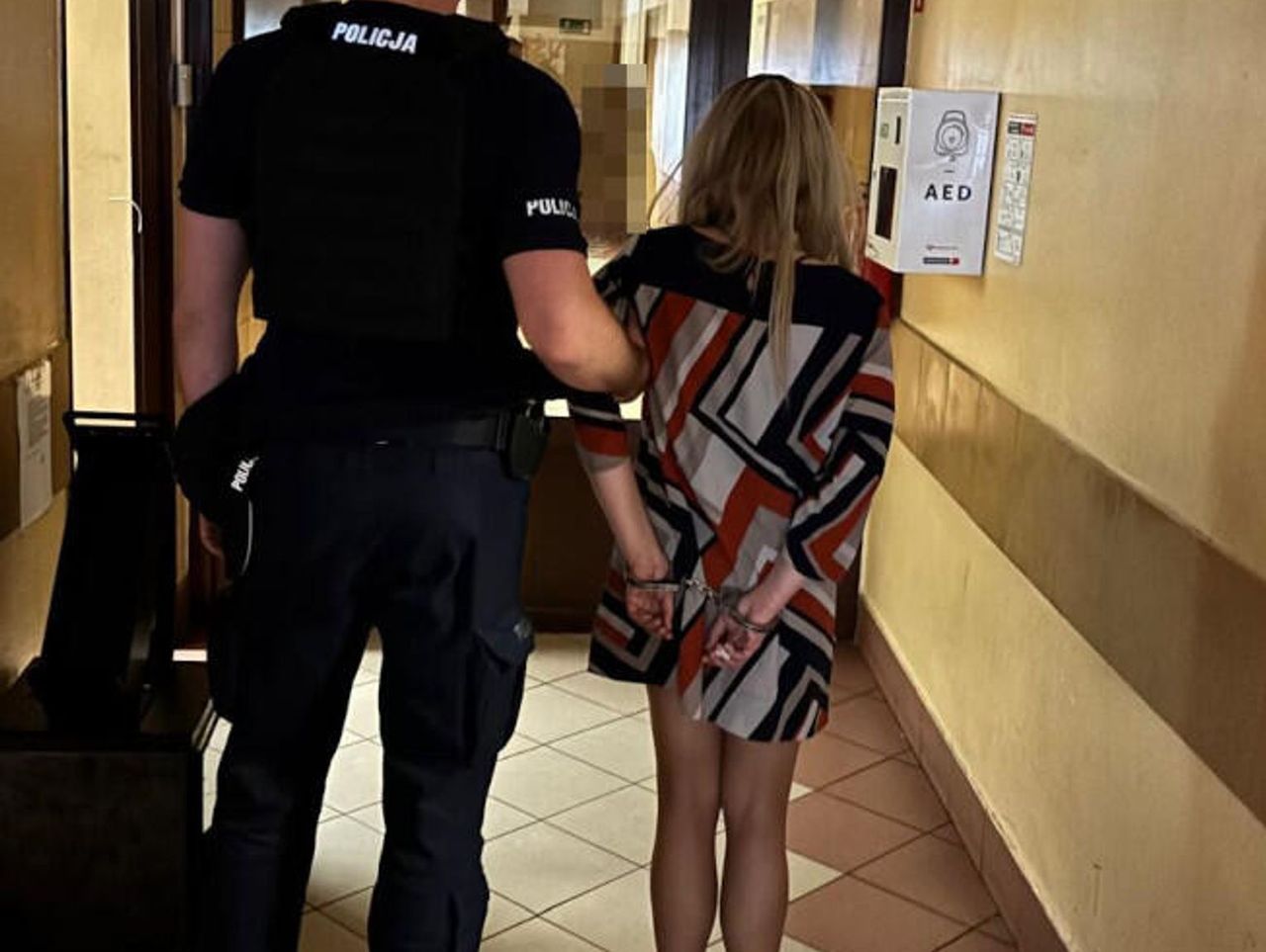 Złapana na kradzieży kobieta wpadła w szał. Zaatakowała ochroniarza bijąc go po twarzy