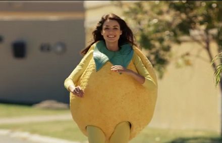 Cytryna łączy się z piwem w reklamie marki Seth&amp;Riley’s Garage (wideo)