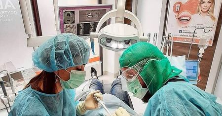 Masz problem z niekomfortową protezą zębową?