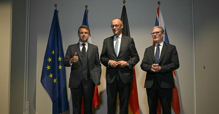 Starmer rozmawiał z Macronem i Merzem. "To kluczowy moment"