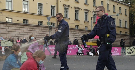 "Wstydź się, Finlandio!". Policja spryskała siedzących aktywistów gazem pieprzowym