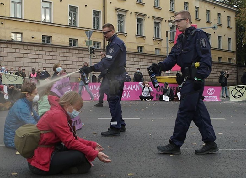 "Wstydź się, Finlandio!". Policja spryskała siedzących aktywistów gazem pieprzowym