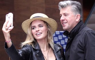 Urbańska i szczęśliwy Józefowicz pozują do telefonu z pudelkiem