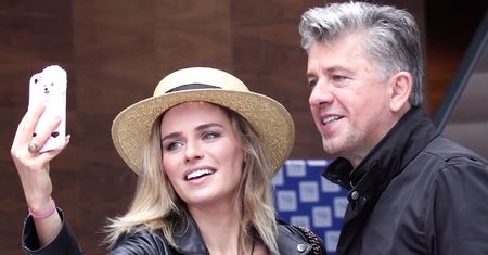 Urbańska i szczęśliwy Józefowicz pozują do telefonu z pudelkiem