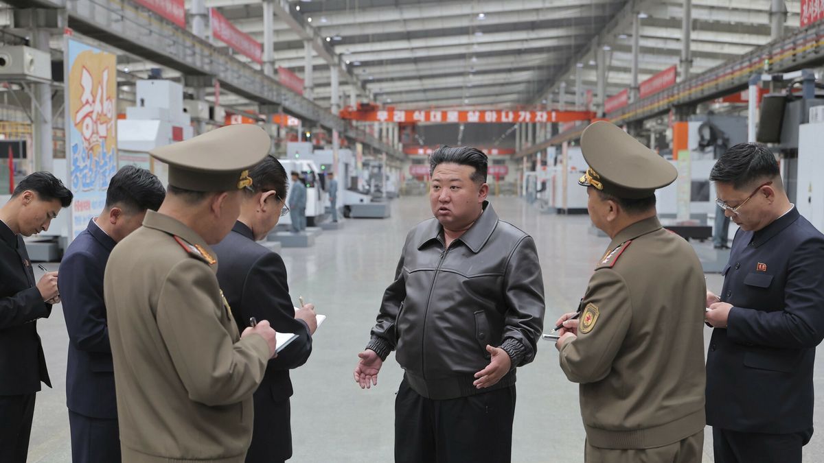 Kim Dzong Un odwiedzi? fabryk? amunicji
In this undated photo provided on Wednesday, May 7, 2025, by the North Korean government, North Korean leader Kim Jong Un, right,  visits a machinery factory in North Korea. Independent journalists were not given access to cover the event depicted in this image distributed by the North Korean government. The content of this image is as provided and cannot be independently verified. Korean language watermark on image as provided by source reads: "KCNA" which is the abbreviation for Korean Central News Agency. (Korean Central News Agency/Korea News Service via AP)