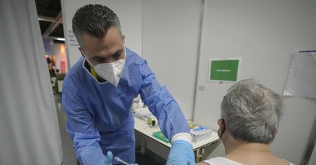 Zmarł na COVID-19. Żona domaga się zadośćuczynienia od członka rodziny
