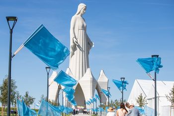Gigantyczny pomnik Matki Boskiej. Za granicą piszą o wsi pod Toruniem