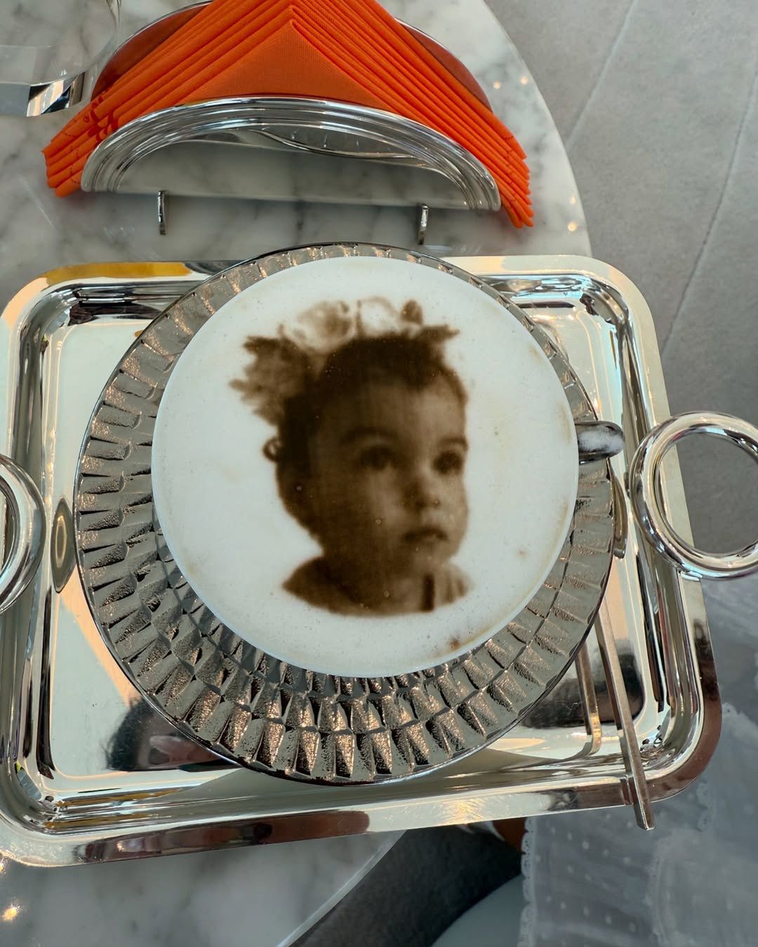 Latte art z pociechą Georginy