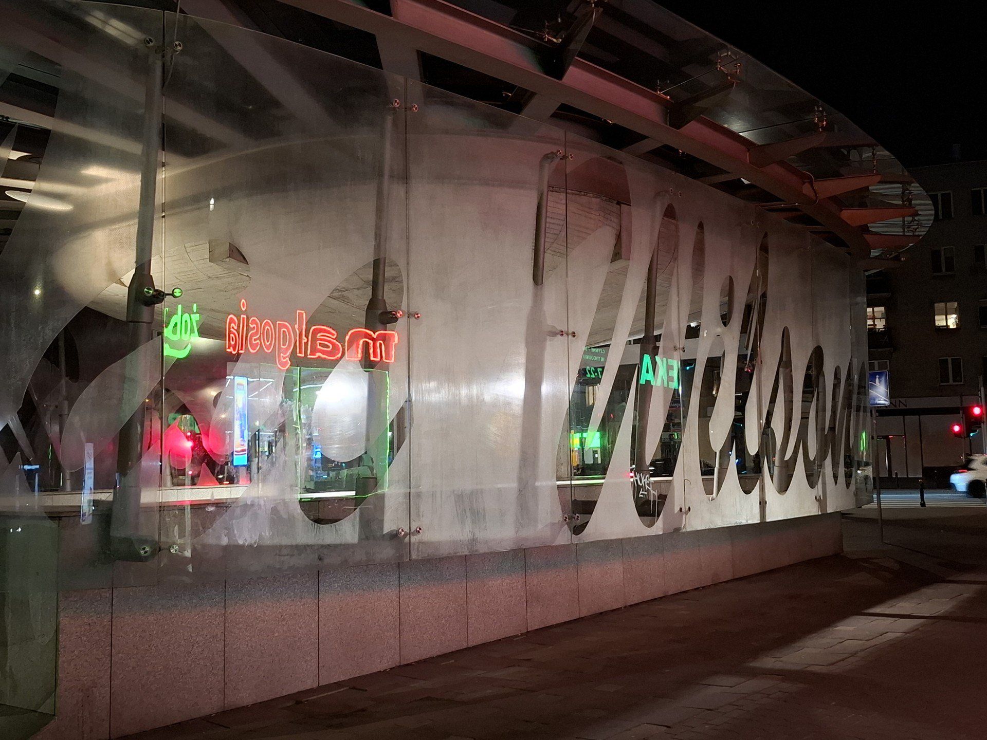Na Żoliborzu pojawił się nowy neon. Co przedstawia