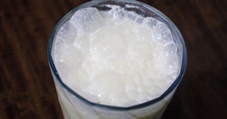 Pomaga na wzdęcia i uczucie pełności. Pij regularnie