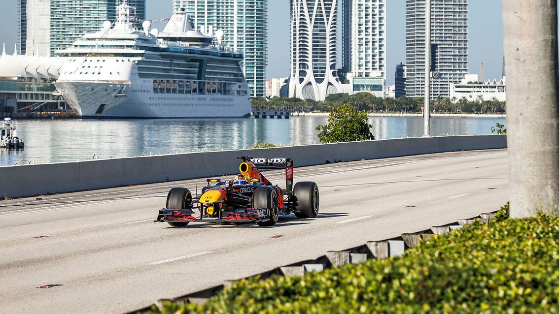 Materiały prasowe / Red Bull / Na zdjęciu: Sergio Perez na ulicach Miami