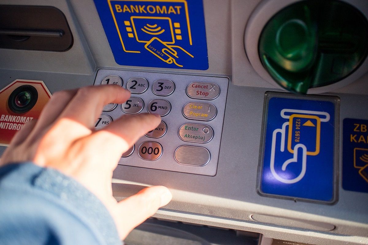 Opłata za wypłatę z bankomatu może wzrosnąć we wszystkich bankach. Fot. Pixabay