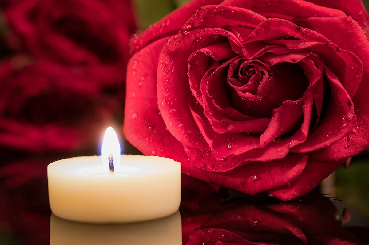Rytuał szczęścia wykonasz z białą świecą i płatkami róży. Fot. Pixabay