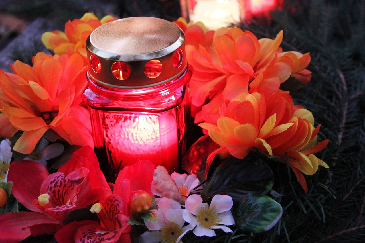 Sztuczne kwiaty na nagrobkach mogą wyglądać ładnie, fot. Pixabay