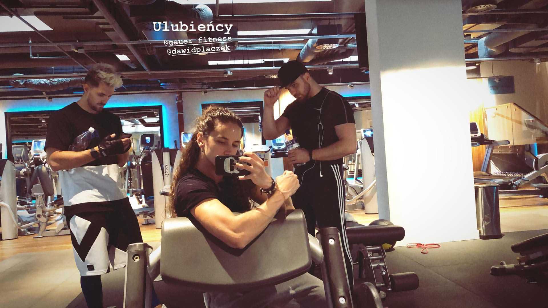 Michał Szpak z kolegą i trenerem na siłowni