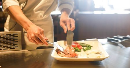Wychodzisz do restauracji? Pamiętaj o tej zasadzie a nie spalisz się ze wstydu