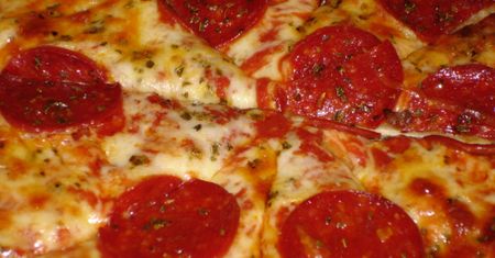 Mała pizza pepperoni na tradycyjnym cieście (Domino's Pizza)