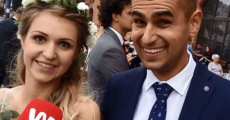 Ślub na 10 par u Biedronia. Takiej ceremonii w Polsce jeszcze nie było. Młodzi zaskoczyli rodzinę