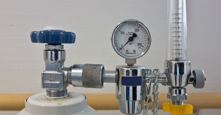 Wzrasta liczba pacjentów pod respiratorami w domach, których NFZ nie obejmuje kontraktem